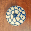 Boîte en grès – Motif organique en sgraffito bleu pétrole – Image 2