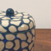 Boîte en grès – Motif organique en sgraffito bleu pétrole – Image 4