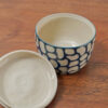 Boîte en grès – Motif organique en sgraffito bleu pétrole – Image 5