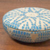 Boîte en grès – Motif napperon bleu claire – Image 4