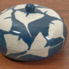Boîte en grès – Motif feuille de ginkgo en sgraffito bleu pétrole – Image 4