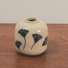 Petit vase – Motif feuille de ginkgo en sgraffito