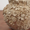 Vase en grès – Composition florale en relief – Image 5