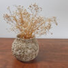 Vase en grès – Composition florale en relief – Image 6