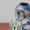 Vase en grès – Motif napperon bleu pétrole – Image 4