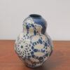 Vase en grès – Motif napperon bleu pétrole