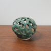 Vase ajouré en grès – sculpture organique vert antique