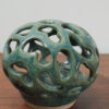 Vase ajouré en grès – sculpture organique vert antique – Image 4