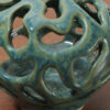 Vase ajouré en grès – sculpture organique vert antique – Image 2