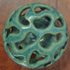 Vase ajouré en grès – sculpture organique vert antique – Image 3