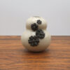 Petit vase en grès - fleurs noirs en relief