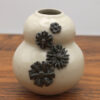 Petit vase en grès - fleurs noirs en relief – Image 4
