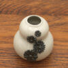 Petit vase en grès - fleurs noirs en relief – Image 3