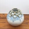 Vase en grès – Double couronne florale en relief – Image 3